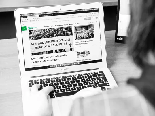Image ordinateur avec site web de Kazeta